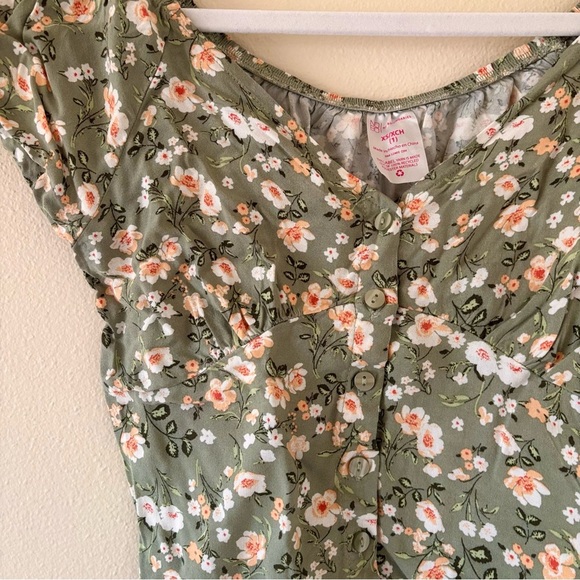 floral button front crop top - Picture 2 of 3